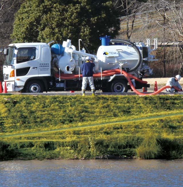 汚泥処理ポンプ車